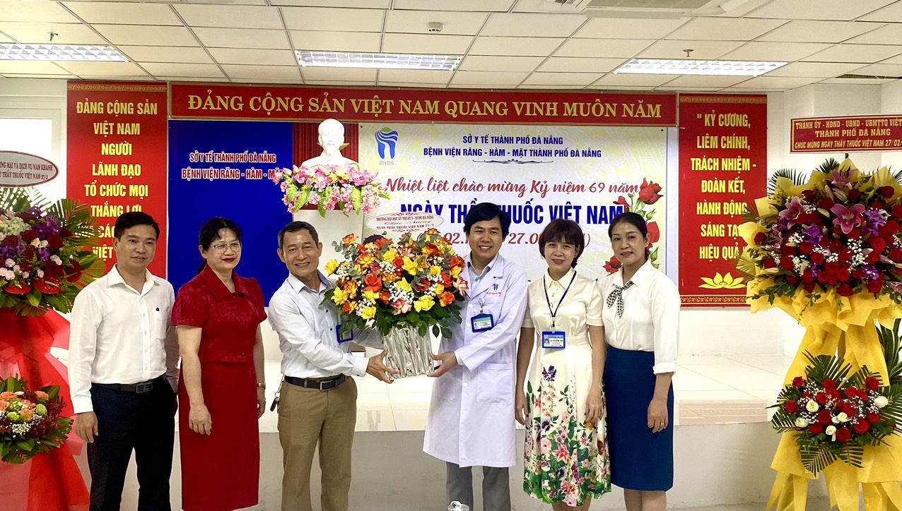 Da Nang University of Medical Technology and Pharmacy visited and congratulated hospitals and medical centers in Da Nang 
